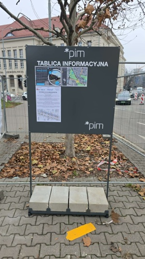 tablica informacyjna na terenie inwestycji