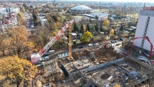Plac budowy widziany z drona - w tle Arena i Park Jana Kasprowicza