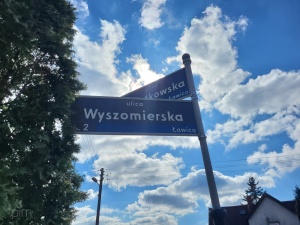 Znak ma skrzyżowaniu ul. Miastkowskiej i Wyszomirskiej