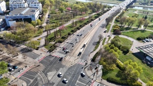 Widok z drona na drogi rowerowe w kierunku mostu Królowej Jadwigi
