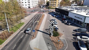 Droga rowerowa w rejonie skrzyżowania ul. Garbary i Kazimierza Wielkiego. Widoczne nowe nasadzenia zieleni