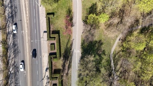 Droga rowerowa w parku im. Tadeusza Mazowieckiego widziana z perspektywy lotu ptaka