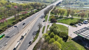 Droga rowerowa po południowej stronie ul. Królowej Jadwigi widziana z perspektywy drona