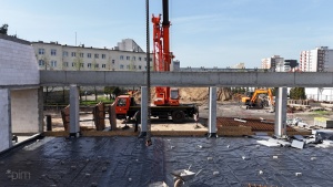 Widok ze środka sali - w tle żuraw budowlany