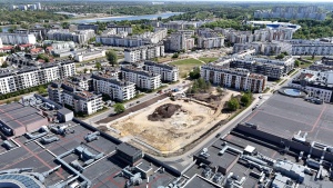 Plac budowy widziany z perspektywy lotu ptaka - w tle jezioro Maltańskie