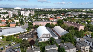Hala sportowa widziana z perspektywy drona