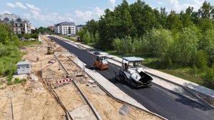 Maszyny budowlane podczas prac na ul. Fieldorfa - widok w kierunku ul. Mikkego