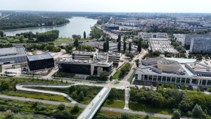 Plac budowy widziany z perspektywy lotu ptaka - w tle Jezioro Maltańskie