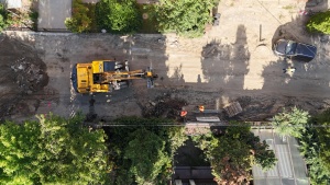 Koparka podczas pracy na ul. radosnej - widok z perspektywy lotu ptaka
