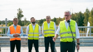 Prezydent Jaśkowiak przemawiający podczas konferencji na wiadukcie w ciągu ul. Lutyckiej
