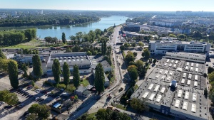 Plac budowy widziany z drona - w tle Jezioro Maltańskie