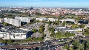 Plac budowy widziany z lotu ptaka - w tle centrum miasta