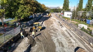 Pracownicy podczas wykonywania prac brukarskich