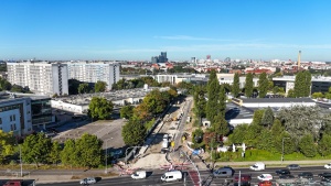 Plac budowy widziany z lotu ptaka - w tle centrum miasta