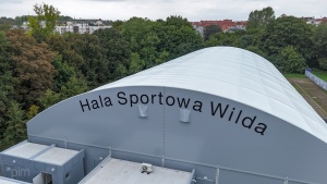 Wielofunkcyjna hala z funkcją lodowiska - widok na wejście 