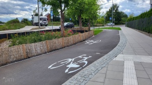 Droga rowerowa i skwer z zielenią w rejonie ul. Miedzianej
