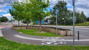 Droga rowerowa i skwer z zielenią w rejonie ul. Miedzianej