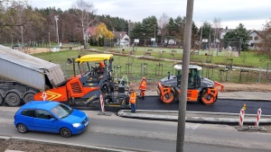 Walec, wywrotka i rozściełacz do asfaltu podczas prac nawierzchniowych