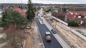 Walec podczas pracy widziany z drona