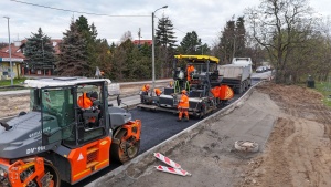 Walec i rozściełacz do asfaltu podczas prac nawierzchniowych