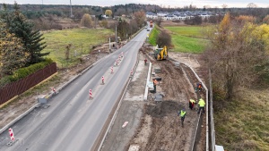Pracownicy podczas wykonywania prac brukarskich