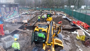 Podnośnik podczas pracy na placu budowy