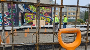 Zbrojenie - w tle pracownicy podczas prac budowlanych