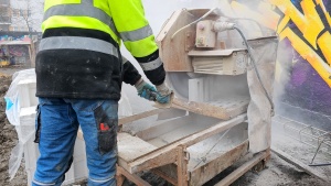 Pracownik podczas docinania cegieł