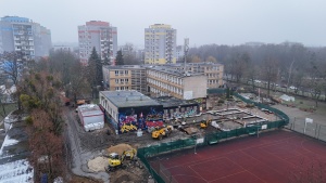 Szkoła oraz plac budowy widziane z drona