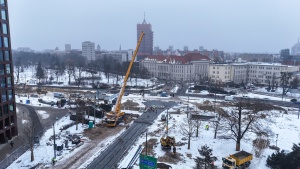 Maszyny budowlane podczas montażu płyt 