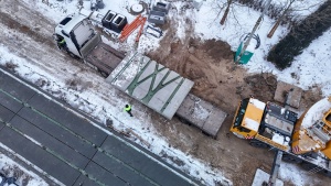 Maszyny budowlane podczas montażu płyt 