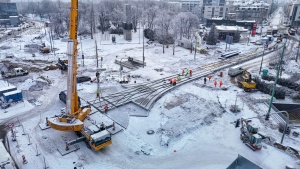 Maszyny budowlane podczas montażu płyt 