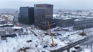Maszyny budowlane podczas montażu płyt 
