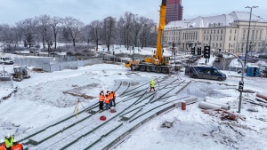 Maszyny budowlane podczas montażu płyt 