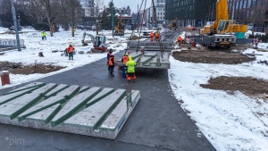 Pracownicy podczas montażu płyt rozjazdowych
