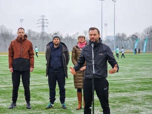 Zastępca prezydenta Miasta Poznania Marcin Gołek przemawia podczas konferencji prasowej