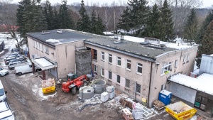 Przedszkole widziane od strony powstającego szybu dźwigu osobowego