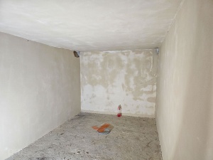 Nowe tynki w jednym z pomieszczeń