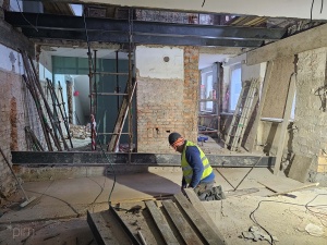 Prace budowlane wewnątrz budynku