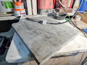 Fragment nagrobka podczas prac konserwatorskich