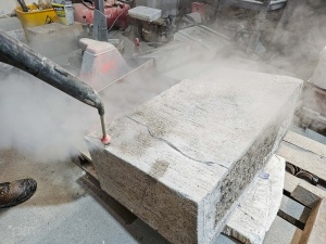 Oczyszczanie fragmentu nagrobka myjką ciśnieniową