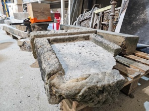 Jeden z nagrobków przed rozpoczęciem prac konserwatorskich