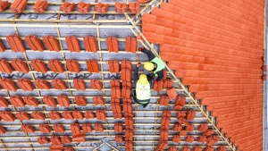 Pracownicy podczas prac dekarskich