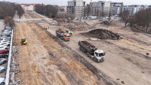 Ciężarówki wywożące stara nawierzchnie