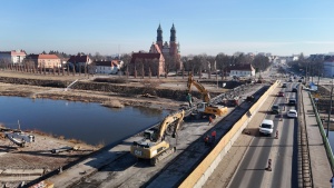 Maszyny budowlane podczas prac rozbiórkowych - w tle Ostrów Tumski