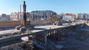 Maszyny budowlane podczas prac rozbiórkowych na Moście Chrobrego