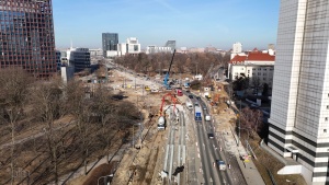 Plac budowy widziany z perspektyw drona - widok w kierunku ul. Matyi