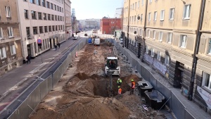 Koparka podczas prac ziemnych na ul. Ratajczaka