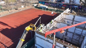 Pracownicy podczas prac murarskich