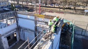 Pracownicy podczas prac murarskich